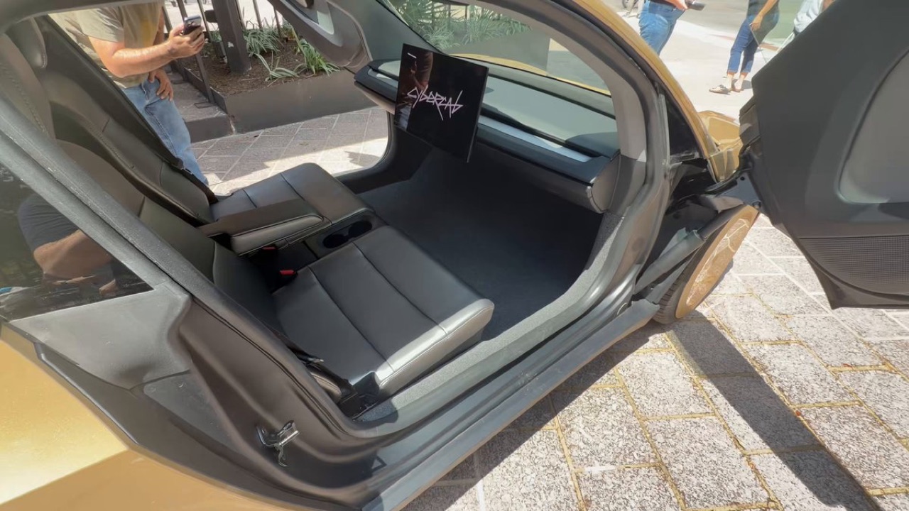 Interior del Tesla Cybercab: dos asientos, sin volante ni pedales, con una pantalla horizontal en el centro